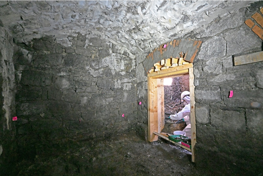 जमीन के नीचे बनी गुंबददार संरचना के अंदर काम करने वाली फोरेंसिक खुदाई टीम का एक मेंबर (क्रेडिट- ODAIT)