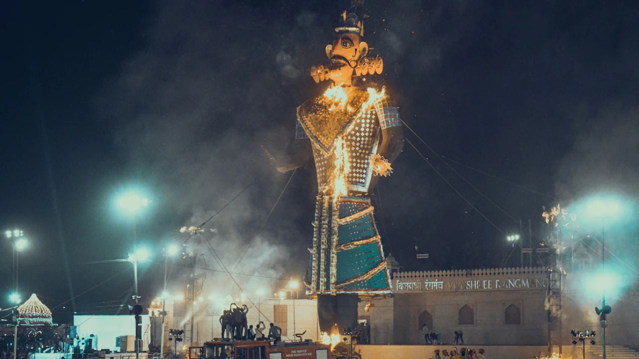 Dussehra 2026: रावण दहन कहां देखें? दिल्ली, नोएडा, मुंबई, बेंगलुरु और हैदराबाद में इन जगहों पर देखें दशहरा