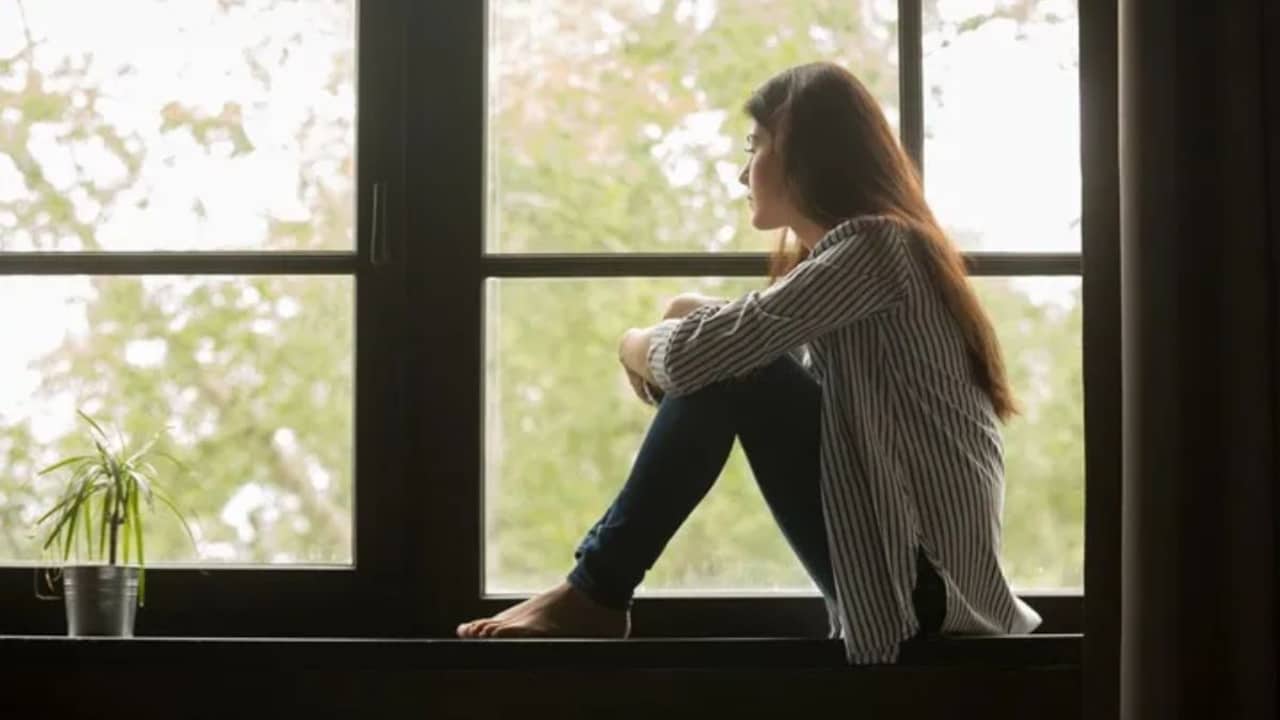 लोगों के साथ होने पर भी अकेलापन क्यों महसूस होता है? एक्सपर्ट ने बताई वजह