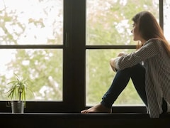 लोगों के साथ होने पर भी अकेलापन क्यों महसूस होता है? एक्सपर्ट ने बताई वजह
