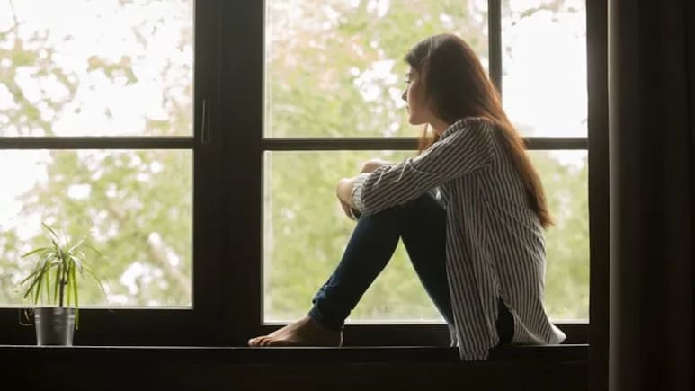 लोगों के साथ होने पर भी अकेलापन क्यों महसूस होता है? एक्सपर्ट ने बताई वजह