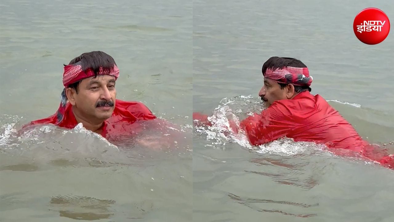 मनोज तिवारी ने यमुना में लगाई डुबकी, आचमन भी किया, AAP बोली- कालिंदी कुंज पर पानी पीकर दिखाओ