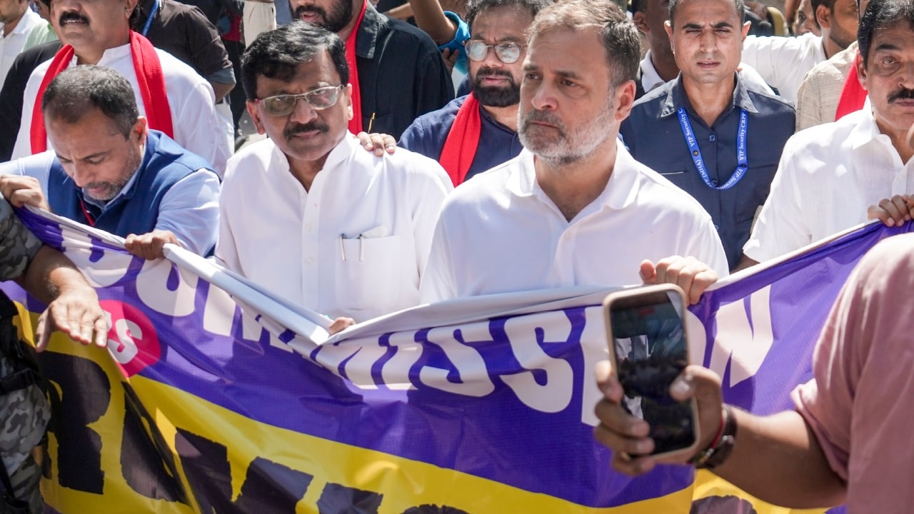 छह अक्टूबर को दिल्ली के संसद मार्ग पर आयोजित विरोध प्रदर्शन में उद्धव ठाकरे की शिव सेना के सांसद संजय राउत भी शामिल हुए थे.