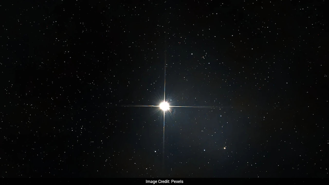 Astronomers Discover A White Dwarf Star That Could Look Green To Human Eyes