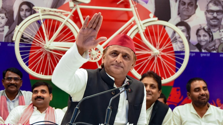 लखनऊ तक पहुंची गोरखपुर के थप्पड़ कांड की गूंज, अखिलेश यादव ने भंग की सपा की पूरी जिला यूनिट