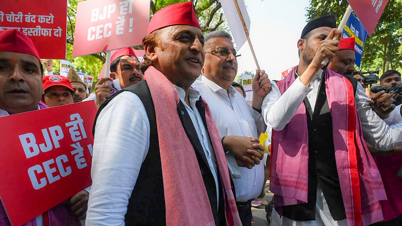 स्वास्थ्य साथ नहीं दे रहा, वरना बैरिकेडिंग तोड़ देते... धरने पर बैठे अखिलेश यादव ने चुनाव आयोग को घेरा