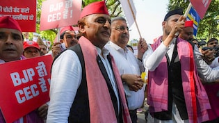 स्वास्थ्य साथ नहीं दे रहा, वरना बैरिकेडिंग तोड़ देते... धरने पर बैठे अखिलेश यादव ने चुनाव आयोग को घेरा