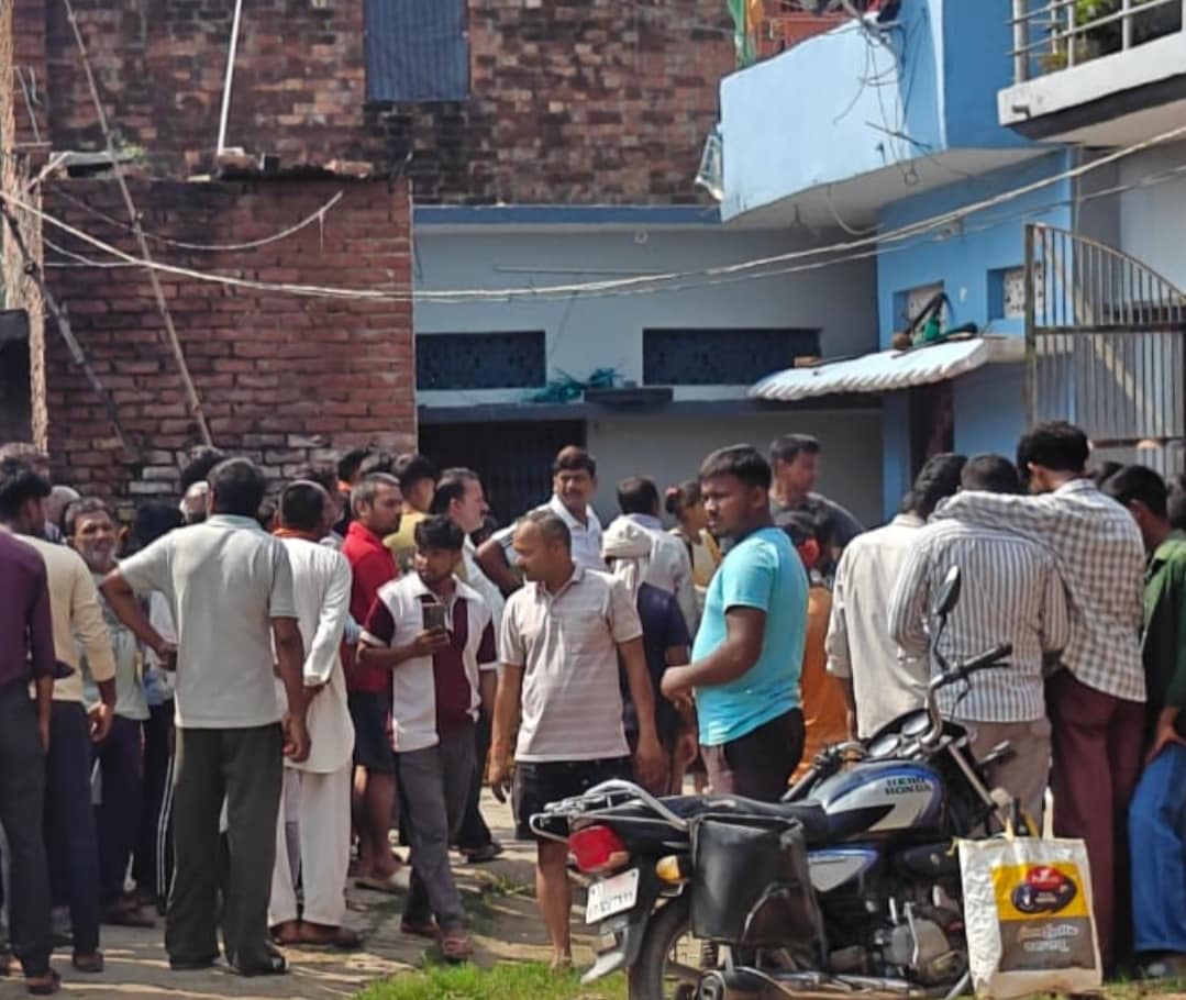 सत्यवान सिंह के देवरिया स्थित घर पर जुटी लोगों की भारी भीड़.