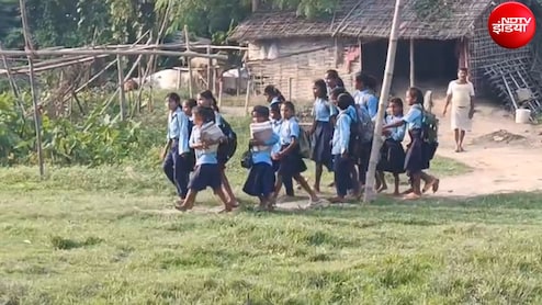 भारत में घर, स्कूल नेपाल में, विदेश जाकर पढ़ाई को मजबूर बिहार के इस गांव के बच्चे