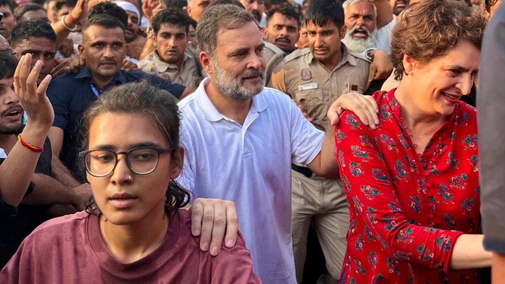 A Step Behind Neha Bora: What Rahul Gandhi's Gesture Says About Congress' Gen-Z Pitch