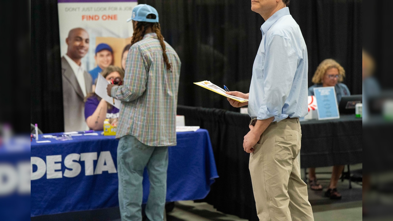 US Initial Jobless Claims Slip To 197,000, Lowest Since July