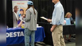 US Initial Jobless Claims Slip To 197,000, Lowest Since July
