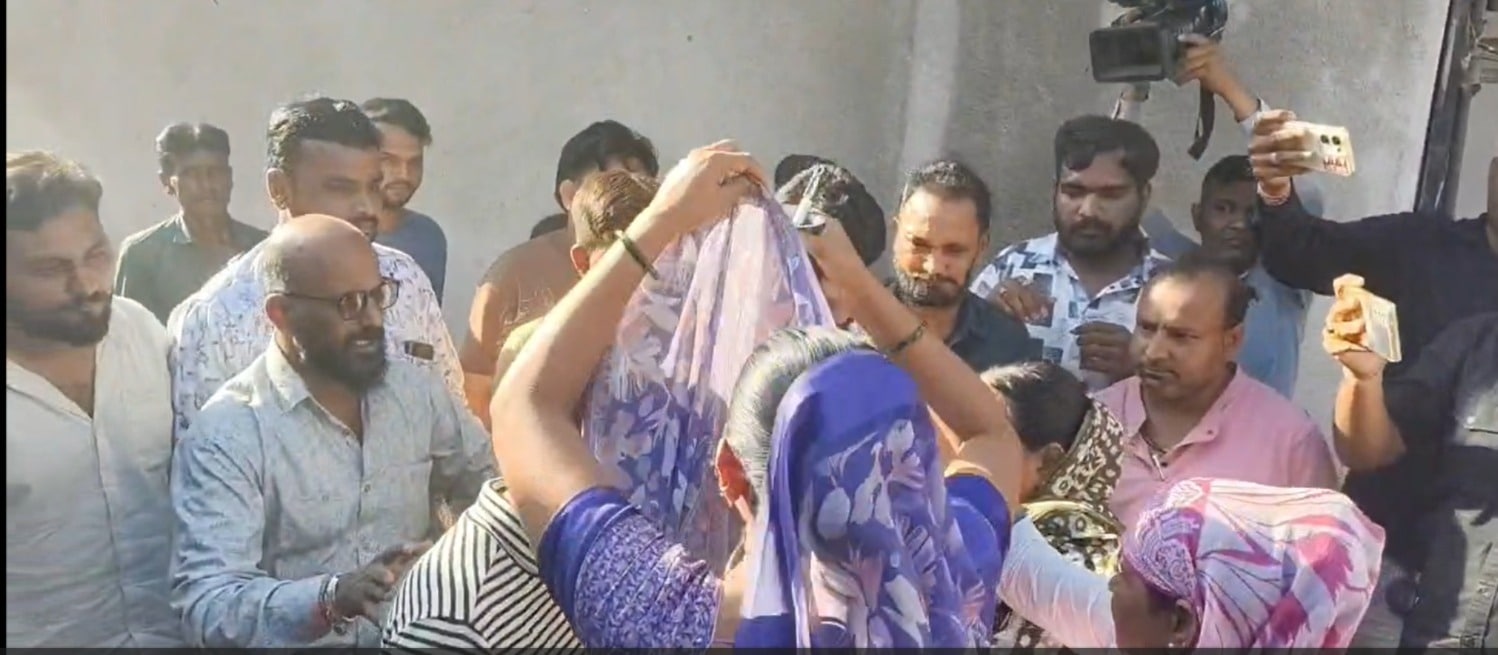 Gujarat Youth Kidnapped: जब तीनों युवकों का इथियोपिया में अपहरण हो गया तो उनकी भाभी ने गांव का पानी तब तक न पीने की मान्यता की जब तक वो वापस न आ जाएं. जब वे सकुशल लौटे तो भाभी ने पूरे उत्साह से उनका स्वागत किया. Gujarat Youth Kidnapped: जब तीनों युवकों का इथियोपिया में अपहरण हो गया तो उनकी भाभी ने गांव का पानी तब तक न पीने की मान्यता की जब तक वो वापस न आ जाएं. जब वे सकुशल लौटे तो भाभी ने पूरे उत्साह से उनका स्वागत किया.