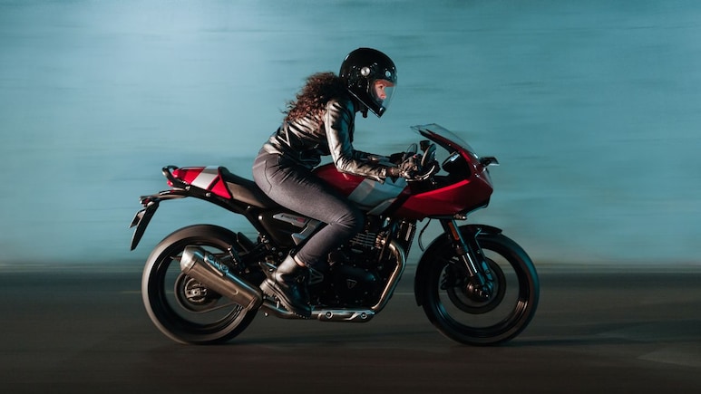 Triumph Thruxton 400 Spotted With TFT Screen, More Features