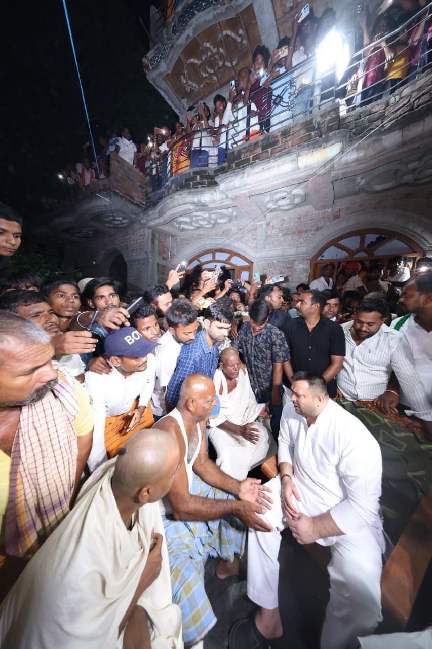 पीड़ित परिवार से मुलाकात करते हुए तेजस्वी यादव पीड़ित परिवार से मुलाकात करते हुए तेजस्वी यादव