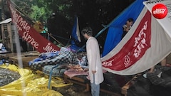भूख हड़ताल पर बैठे JNU छात्रों पर कहर बनकर टूटी बारिश, तहस-नहस हुआ टेंट