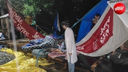 भूख हड़ताल पर बैठे JNU छात्रों पर कहर बनकर टूटी बारिश, तहस-नहस हुआ टेंट