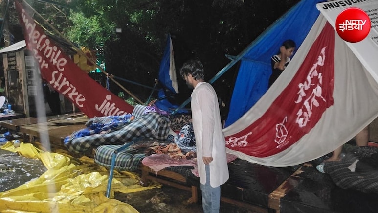 भूख हड़ताल पर बैठे JNU छात्रों पर कहर बनकर टूटी बारिश, तहस-नहस हुआ टेंट