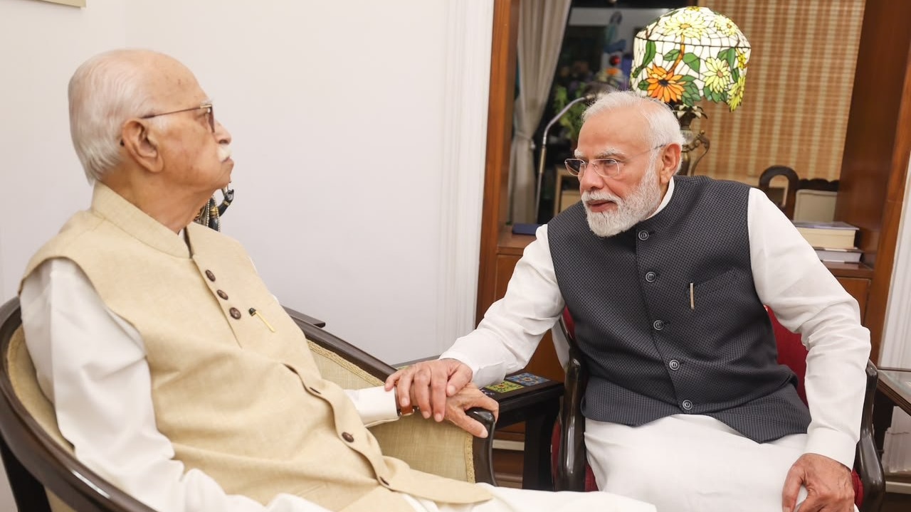 PM मोदी ने आडवाणी से लिया आशीर्वाद, बोले- देश के लिए उनका योगदान अहम
