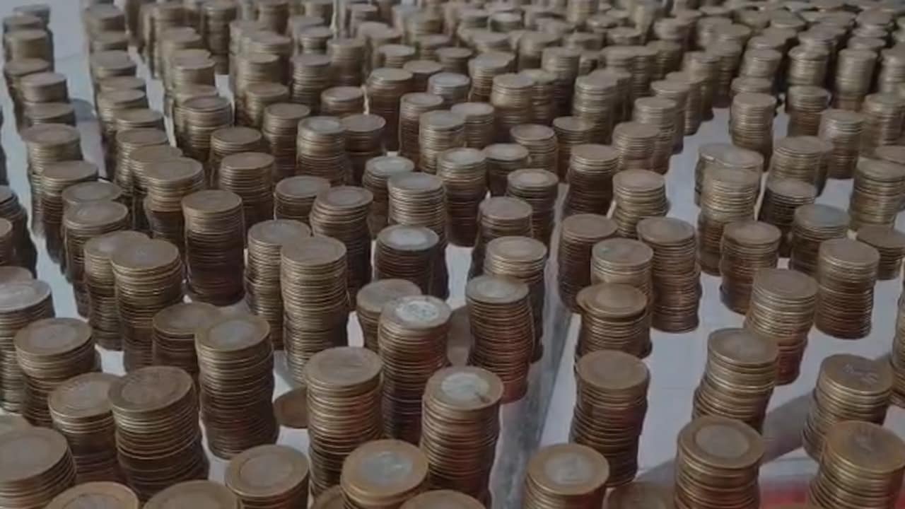 10-10 के सिक्कों की गठरी लेकर बाइक शोरुम पहुंचा शख्स, खरीदी सपनों की एक्टिवा, 2 घंटे में गिनी गई रकम