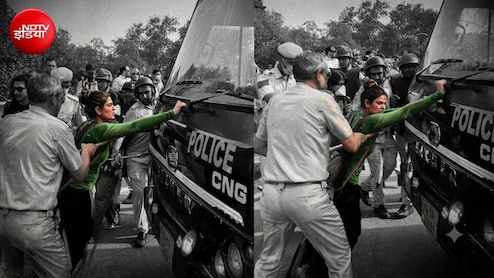 पुलिस की बस के आगे डट गई छात्रा, दिल्ली में प्रदर्शन के दौरान दिखा रिया अहीर जैसा नजारा