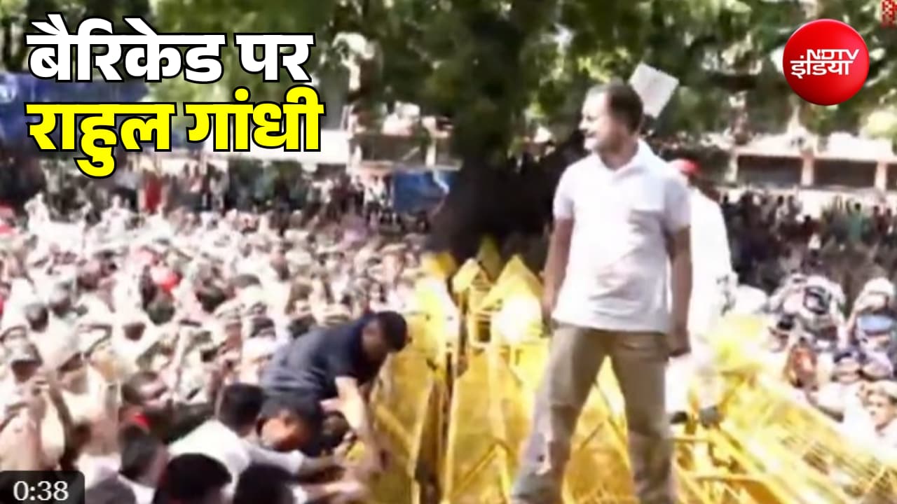 पुलिस ने रोका मार्च तो बैरिकेड पर चढ़ गए राहुल गांधी, CEC ज्ञानेश कुमार के खिलाफ विपक्ष का हल्लाबोल