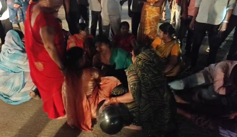 गोरखपुर में दुर्गा प्रतिमा विसर्जन के दौरान बड़ा हादसा, करंट लगने से तीन की मौत, 10 से ज्यादा झुलसे