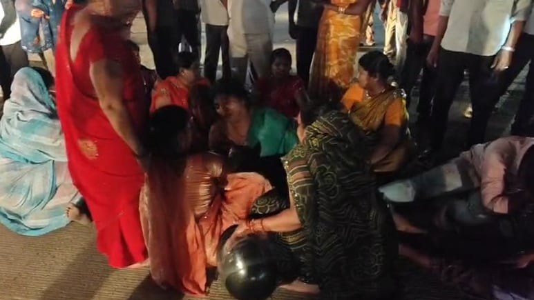 गोरखपुर में दुर्गा प्रतिमा विसर्जन के दौरान बड़ा हादसा, करंट लगने से तीन की मौत, 10 से ज्यादा झुलसे