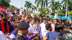 ज्ञानेश कुमार के खिलाफ 5 मिनट ही चले थे कि सामने नजर आई 4 लेयर की बैरिकेडिंग, सड़क पर ही बैठ गया पूरा विपक्ष