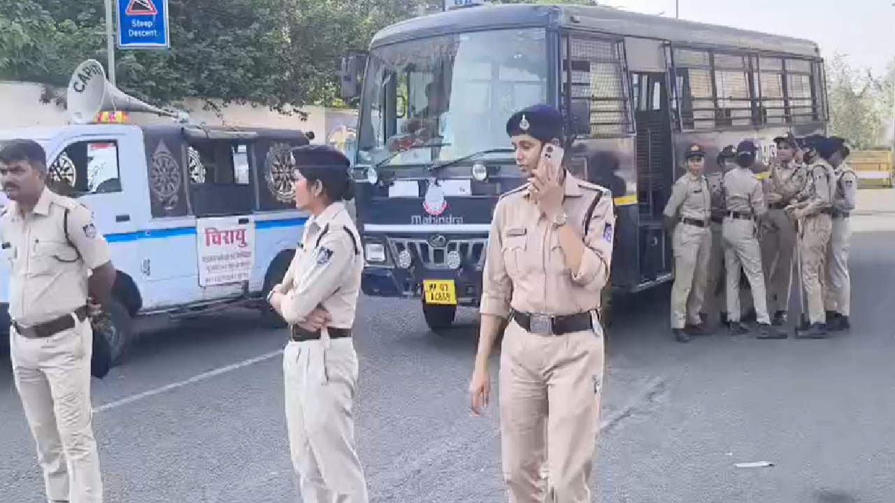 प्रदर्शनकारियों को रोकने के लिए तैनात पुलिस बल