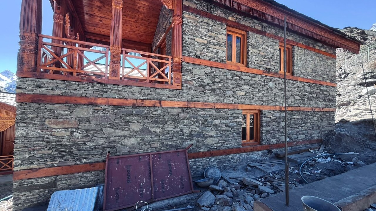 पत्थरों और देवदार की लकड़ियों से बन रहे हैं ये घर 