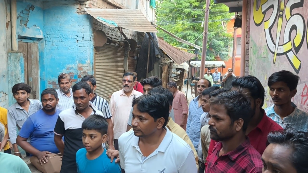 घर के बाहर जुटी लोगों की भीड़.