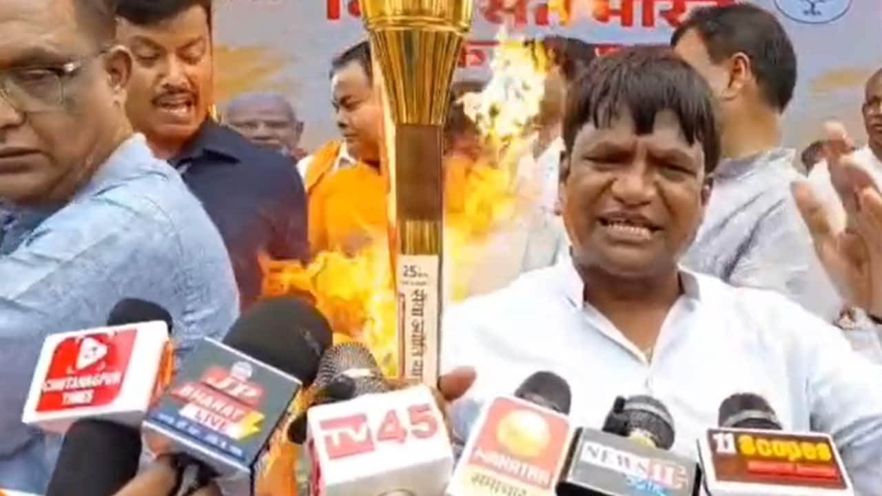 नेताजी दे रहे थे भाषण, मशाल से लग गई विधायक की शर्ट में आग, जान बचाकर भागे,VIDEO
