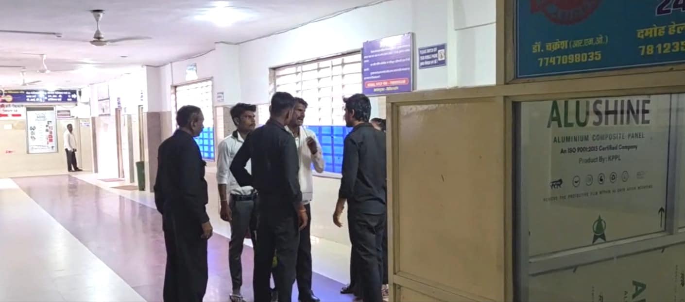 Damoh District Hospital: मरीजों के परिजनों को घेरकर गार्ड्स इस तरह से करते हैं वसूली