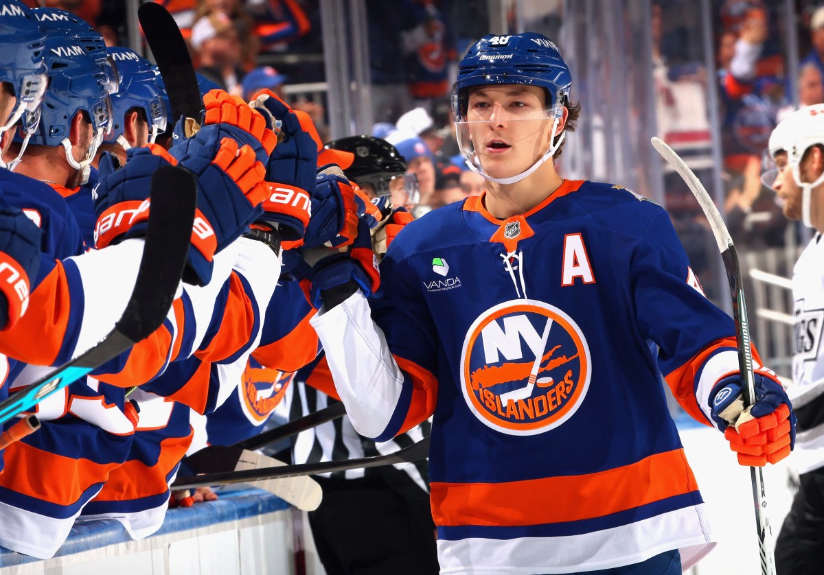 Islanders Coach Pete DeBoer Praises Matthew Schaefer