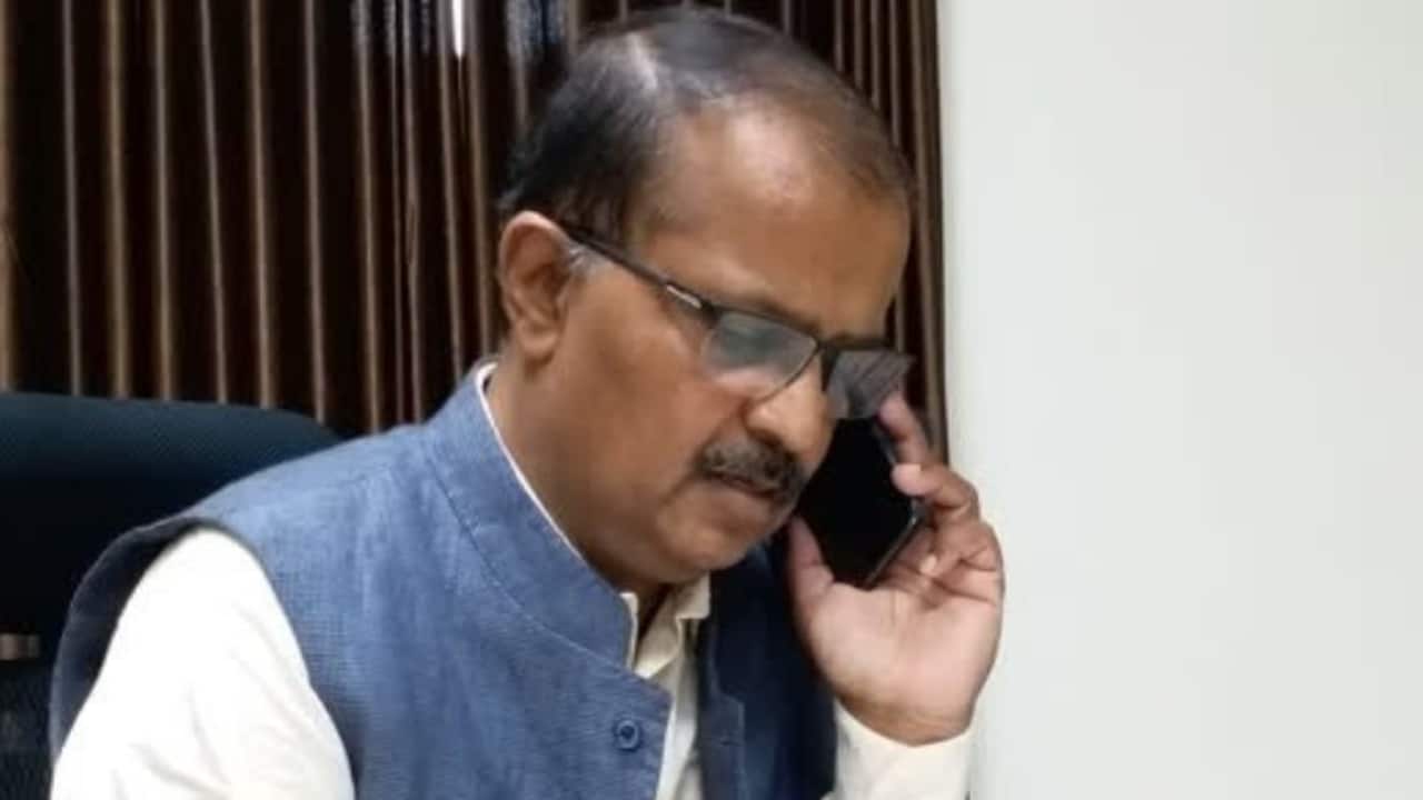 13 जिलों के DM से CMO तक, बिहार की नौकरशाही पर राज करने वाले दीपक कुमार कौन हैं?