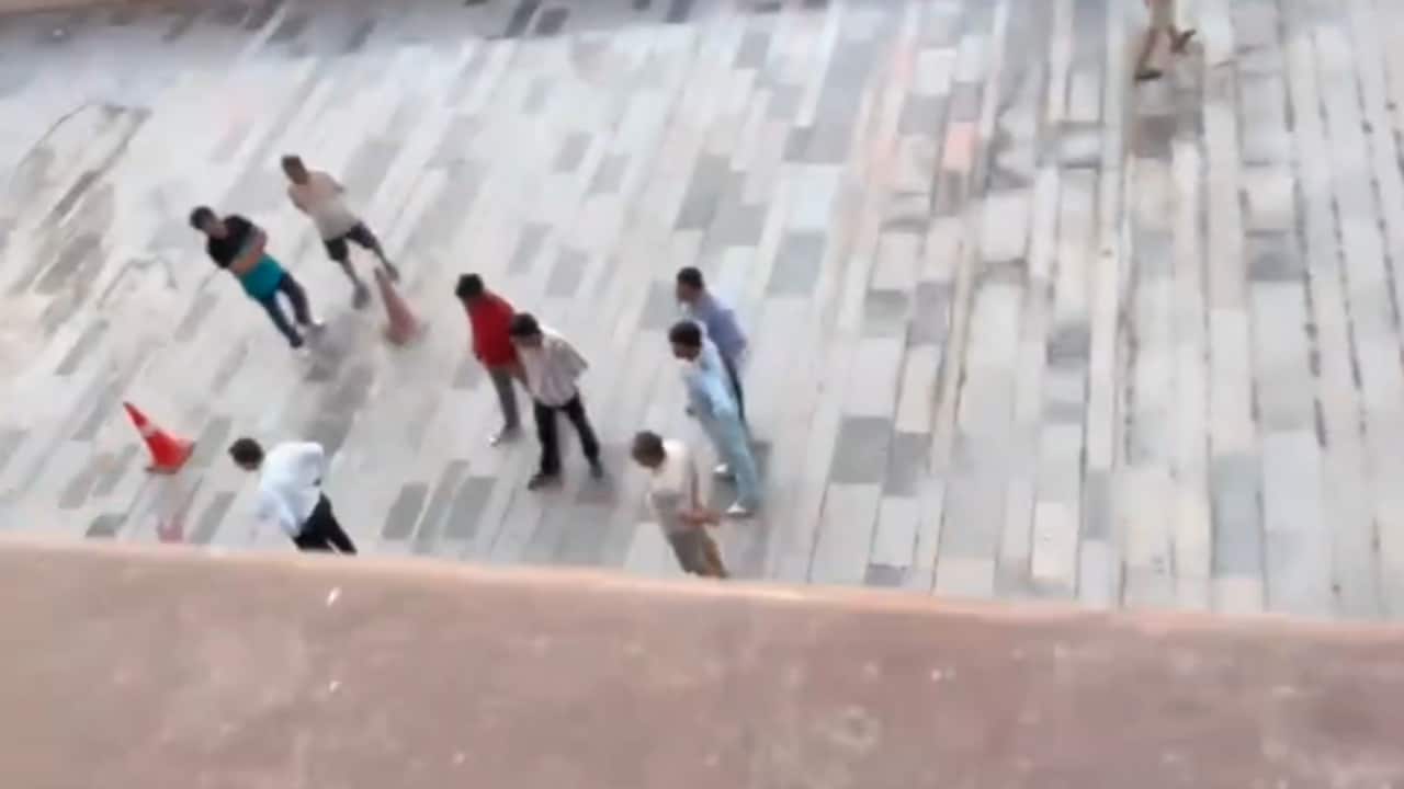 ग्रेटर नोएडा में 12वीं मंजिल से कूदकर शख्स ने की आत्महत्या, परिवार ने बताया-डिप्रेशन में था