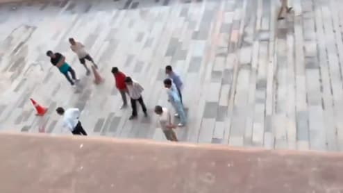 ग्रेटर नोएडा में 12वीं मंजिल से कूदकर शख्स ने की आत्महत्या, परिवार ने बताया-डिप्रेशन में था