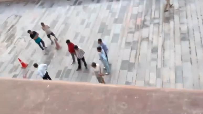 ग्रेटर नोएडा में 12वीं मंजिल से कूदकर शख्स ने की आत्महत्या, परिवार ने बताया-डिप्रेशन में था