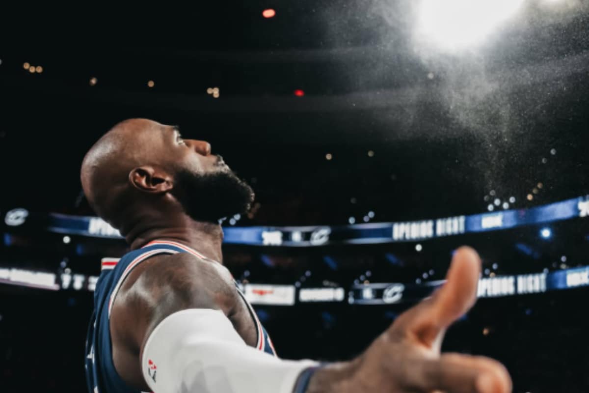 LeBron James’ late heroics lift 76ers over Knicks 98-93 in NBA Cup opener
