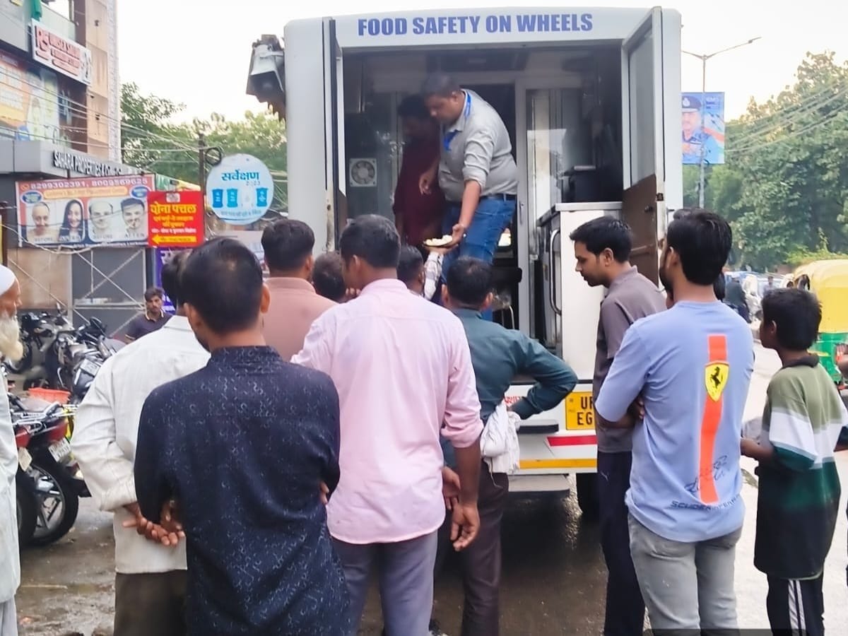 लखनऊ में फूड सेफ्टी विभाग की वैन जांच करती हुई लखनऊ में फूड सेफ्टी विभाग की वैन जांच करती हुई