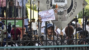A "Final" Warning For Protesting Students As Jamia Extends Online Classes