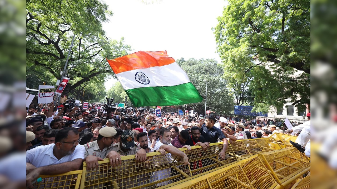 'Save Democracy': Rahul Gandhi-Led INDIA Bloc Protesters Stage Sit-In Outside EC Office