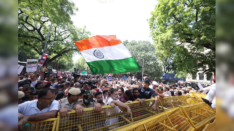 'Save Democracy': Rahul Gandhi-Led INDIA Bloc Protesters Stage Sit-In Outside EC Office