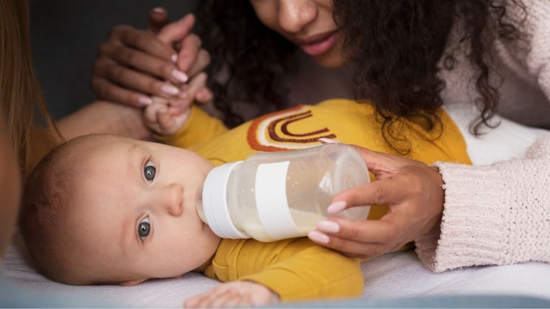 बच्चे को बोतल से दूध पिलाते समय न करें ये 6 गलतियां, Pediatrician ने बताया सही तरीका