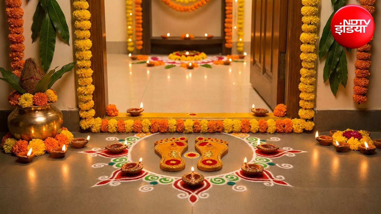 Diwali 2026: दीवाली पर मुख्य द्वार पर क्यों लगाए जाते हैं मां लक्ष्मी के चरण चिह्न? जानिए धार्मिक महत्व