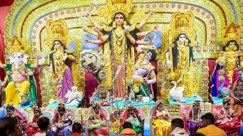 छह दशक में कैसे बदली है बंगाल में दुर्गा पूजा, इस साल क्या नया नजर आया
