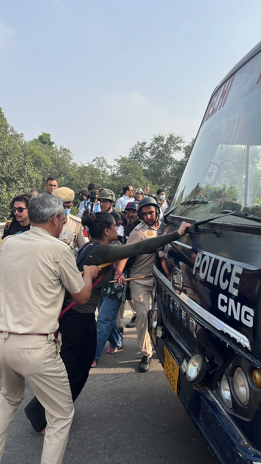 कुछ इस तरह दिल्ली पुलिस की बस के आगे खड़ी हो गई छात्रा.