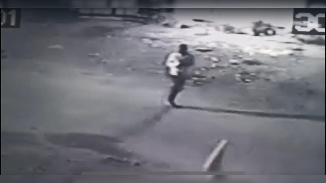 Rakesh Agrawal murder: रिटायर्ड IAS अशोक अग्रवाल की हत्या के बाद केयरटेकर वरुण घर से भागते हुए CCTV में केद हुआ. Rakesh Agrawal murder: रिटायर्ड IAS अशोक अग्रवाल की हत्या के बाद केयरटेकर वरुण घर से भागते हुए CCTV में केद हुआ.