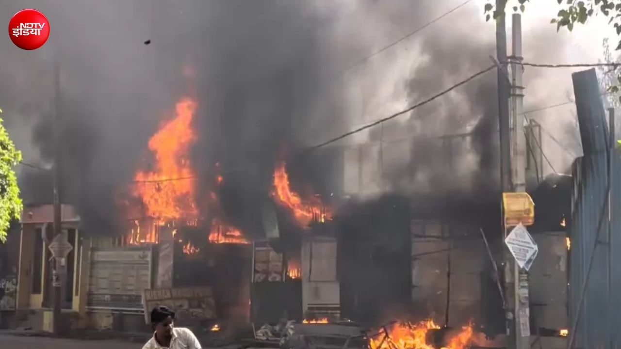 नोएडा सेक्टर 125 में एमिटी के पास लगी भीषण आग, कई दुकानें खाक, एक की मौत, VIDEO